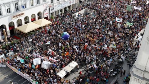 Miles de jóvenes se manifestaron en Viena, Austria