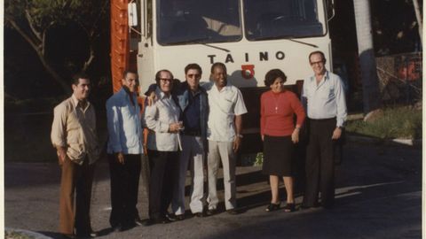 Eduardo Barreiros y colaboradores delante de un camión Taino, en La Habana (Cuba). 1980