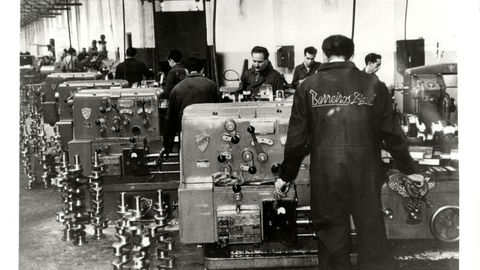Línea de producción en la fábrica Barreiros Diesel, en Villaverde (Madrid)