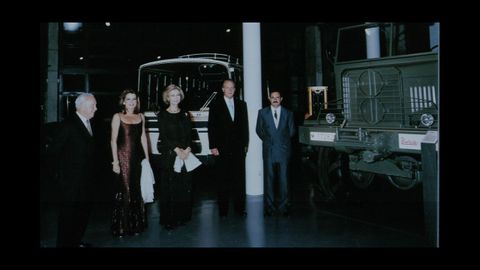 Los reyes de España visitaron el museo Eduardo Barreiros en Valdemorillo, en septiembre de 1999. Junto a ellos Jesús Polanco, Mariluz Barreiros y Antonio Martins, conservador del museo
