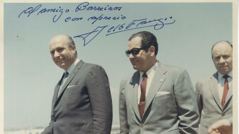 Juan Manuel fangio, pentacampeón mundial de Fórmula 1, visitando la factoría Barreiros Diésel junto a Eduardo Barreiros en 1969