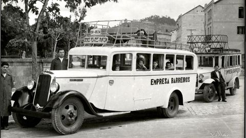 Autobuses de la empresa familiar en 1934. Hacían la ruta Ourense-Peares-Pantón. De izquierda a derecha, Eduardo Barreiros con trece años; su padre; dentro del primer autobús María, Mariluz, Valeriano y Graciliano. Apoyado en el segundo autobús, Arturo, el chófer