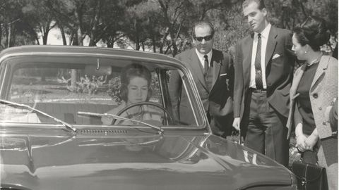 La princesa Sofía al volante de un Simca 1000. Junto al coche, el príncipe Juan Carlos y el matrimonio Barreiros (1965)