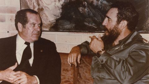 Eduardo Barreiros junto a Fidel Castro, en La Habana en 1980