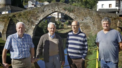 De izquierda a derecha, Manuel Fernández, el párroco, don Manuel, Vicente Ángel Manuel Flores y Manuel Sánchez.