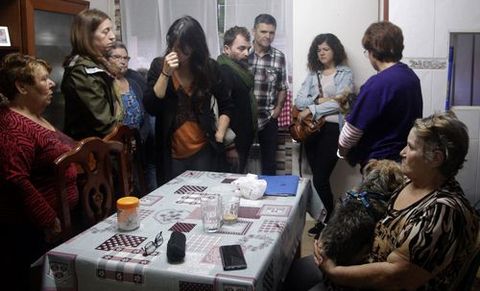 Mari Carmen, a la derecha, la viuda de un minero que desde hace 50 años habita una vivienda del poblado de La Camocha, tras se ser paralizado su desahucio.