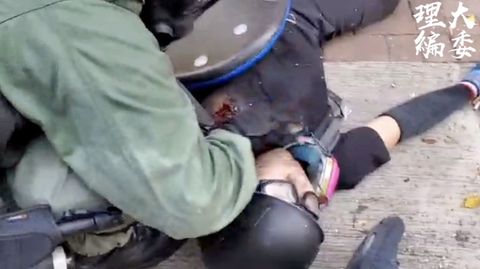 Imagen obtenida de las redes sociales que muestra a la persona herida de bala tendida en el suelo