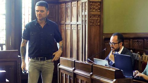 El diputado de Podemos Rafael Palacios (i) y el de Vox, Ignacio Blanco (d), durante la comisin de Cultura, Poltica Llingstica y Turismo 
