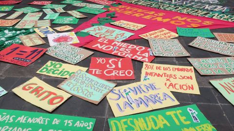 Carteles a favor del aborto en una manifestación