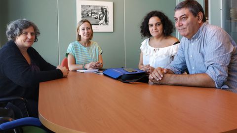 De derecha a izquierda, el presidente de Medicus Mundi Norte, Luis Casado; Lucía Nosti, responsable de proyectos de educación de la entidad;  la directora de la Agencia Asturiana de Cooperación al Desarrollo, Beatriz Coto, y Mónica Peña, responsable de proyectos de cooperación de la ONG.