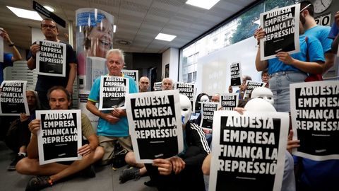 Represalia de los que se dicen democráticos. Activistas de Tsunami Democràtic ocuparon el pasado 25 de septiembre en Barcelona una oficina de Caixabank, entidad que cambió su sede social a Valencia en pleno desafío independentista en el 2017 y que desde entonces en el secesionismo está mal vista