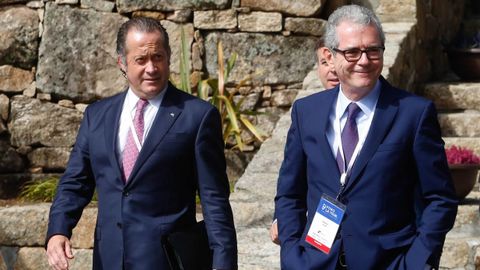 Pablo Isla, a la derecha, con Juan Carlos Escotet, en A Toxa
