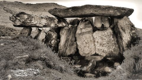 Una de les semeyes del llibru Llugares mxicos d'Asturies