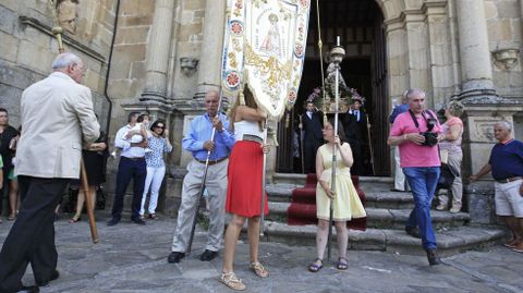 Procesión con la imagen de la Virgen de Montserrat frente a la iglesia de San Vicente el 15 de agosto del 2016