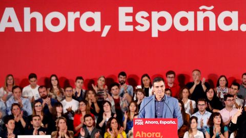 El secretario general del PSOE y presidente del Gobierno en funciones, Pedro Sánchez, en un acto de precampaña  en el polideportivo Corredoria Arena de Oviedo