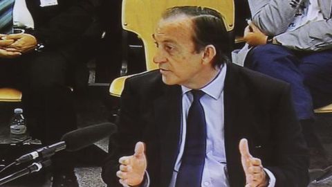 Estanislao Rodríguez-Ponga, durante el juicio, a través de las pantallas de televisión