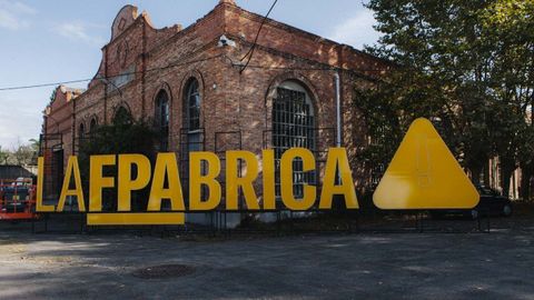 Cartel de acceso a la Fábrica de Armas, de la Fundación Princesa de Asturias
