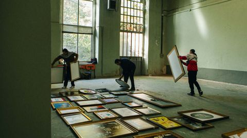 Selección de los cuadros que formarán parte de la Galería Fascinarte, en el almacén de la Fábrica de la Vega