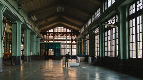 Adecuación del taller de la Fábrica de Armas de La Vega, donde se montará el espacio escénico que en el que se estrenará la obra «Why?», de Peter Brook