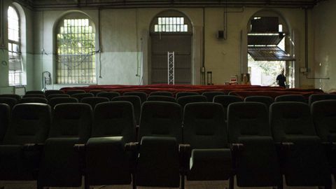 Montaje del cine, en el almacén de la fábrica de armas de La Vega
