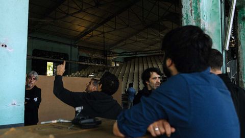Montaje del espacio escénico en el que se estrenará «Why?», en el taller de la fábrica de armas de La Vega