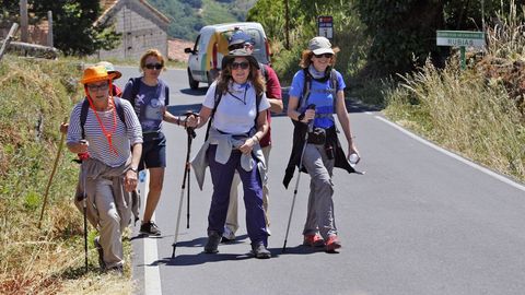 Peregrinos madrileños del Camino de Invierno pasado por la parroquia de Líncora, en Chantada