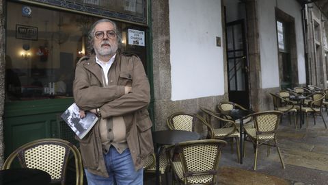 Pernas, en Santiago, posando con su última novela