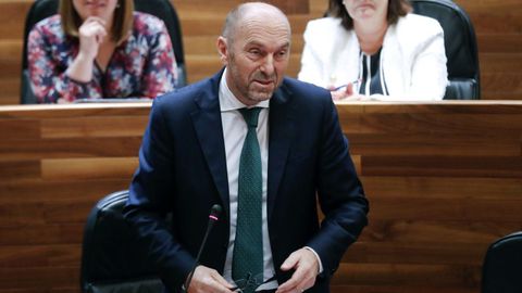 El vicepresidente del gobierno de Asturias y consejero de Infraestructuras, Juan Manuel Cofiño, durante su intervención en el pleno de la Junta General del Principado.