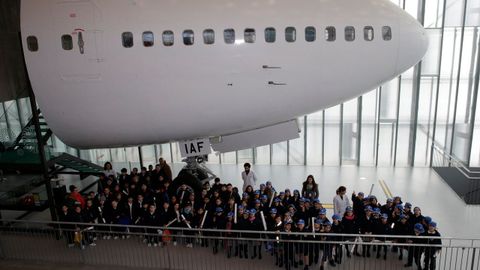 100.000 VISITA AL MUNCYT (MUSEO NACIONAL DE CIENCIA Y TECNOLOGIA. ESCOLARES POSAN BAJO EL MORRO DEL A VION LOPEZ DE VEGA.