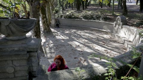 El banco, obra del arquitecto municipal, Mariano Fernández Rangel, realizada en 1916, se localiza en la Alameda compostelana