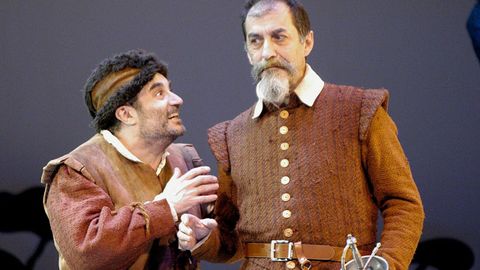 Enrique Menndez, en el rol de Sancho, y Ramn Barea, como don Quijote, en Morir cuerdo y vivir loco, montaje sobre el texto de Fernn Gmez que l mismo dirigi en el 2004