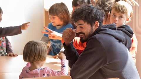 Negueira de Muñiz reabre su escuela. Tras siete años cerrado, el colegio de este concello de la montaña lucense ha retomado su actividad al contar con nueve alumnos