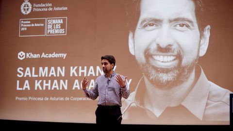 El matemtico e ingeniero Salman Khan, Premio Princesa de Asturias de Cooperacin Internacional, en un centro escolar de Gijn