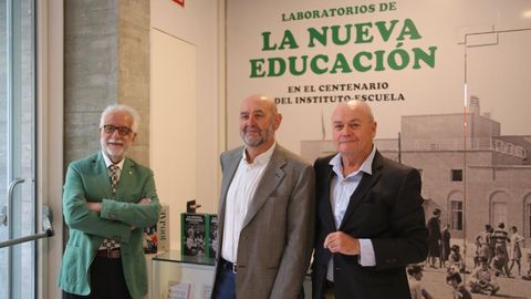 Comisarios de la exposición. En el centro Uxío Otero, catedrático de Historia da Educación de la USC del campus de Lugo. A la izquierda, Antonio Moreno, catedrático de Didáctica de las Ciencias Experimentales de la UCM; y a la derecha Carlos Wert, de la Fundación Francisco Giner de los Ríos. Son tres de los cuatro comisarios (además de María del Mar del Pozo) de la muestra sobre el Instituto Escuela.