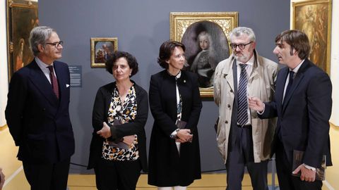 El director del Prado, Miguel Falomir (2d), la consejera de Cultura del Gobierno asturiano, Berta Piñán (2i), la directora de la Fundación Princesa, Teresa Sanjurjo (c), y el director del Museo de Bellas Artes de Asturias, Alfonso Palacios (d), durante la inauguración de la exposición Austrias y Borbones: Retratos de Príncipes y Princesas de Asturias, y Reyes de España