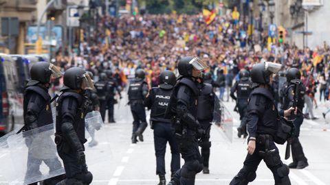 Agentes antidisturbios durante las protestas ante la Jefatura de Polica de Va Laietana, en Barcelona