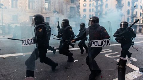 Agentes antidisturbios, durante las protestas ante la comisara de la Polica Nacional en Via Laietana