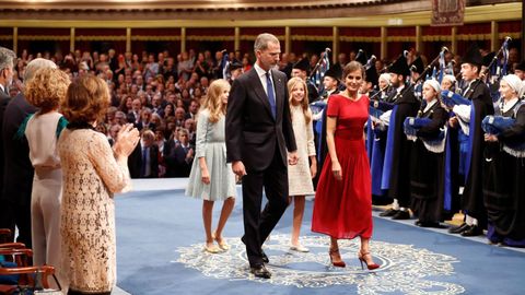 Los reyes Felipe y Letizia, junto a la princesa Leonor (2i) y la infanta Sofa (2d), a su llegada a la ceremonia de entrega de los Premios Princesa de Asturias 2019 que se celebra este viernes en el Teatro Campoamor de Oviedo