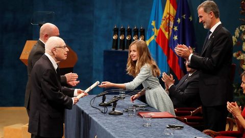 La princesa Leonor entrega el Premio Princesa de Asturias de las Artes al dramaturgo britnico Peter Brook, ante el rey Felipe, durante la ceremonia de entrega de los galardones, este viernes en el Teatro Campoamor de Oviedo
