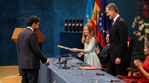 La princesa Leonor entrega el Premio Princesa de Asturias de Cooperacin Internacional 2019 al matemtico Salman Khan, fundador de la Khan Academy, ante el rey Felipe, durante la ceremonia de entrega de los galardones, este viernes en el Teatro Campoamor de Oviedo