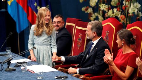 La princesa Leonor es felicitada por los reyes Felipe y Letizia, tras pronunciar su discurso en la ceremonia de entrega de los Premios Princesa de Asturias 2019, este viernes en el Teatro Campoamor de Oviedo. Junto a ella, los reyes Felipe y Letizia y la infanta Sofía. EFE/ Ballesteros