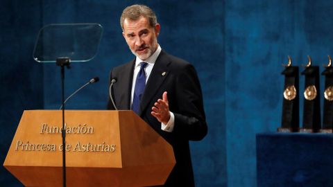 El rey Felipe pronuncia su discurso en la ceremonia de entrega de los Premios Princesa de Asturias 2019, este viernes en el Teatro Campoamor de Oviedo. EFE/ Ballesteros