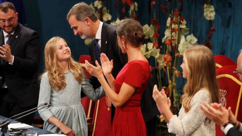 La princesa Leonor es felicitada por los reyes Felipe y Letizia, tras pronunciar su discurso en la ceremonia de entrega de los Premios Princesa de Asturias 2019, este viernes en el Teatro Campoamor de Oviedo. EFE/ Ballesteros