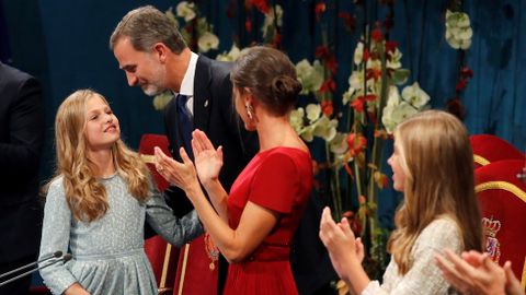 La princesa Leonor es felicitada por los reyes Felipe y Letizia, tras pronunciar su discurso en la ceremonia de entrega de los Premios Princesa de Asturias 2019, este viernes en el Teatro Campoamor de Oviedo. EFE/ Ballesteros