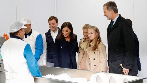 Los reyes, la princesa Leonor y la infanta Sofía, durante su visita a una quesería de Asiegu, galardonado como pueblo ejemplar de Asturias 2019