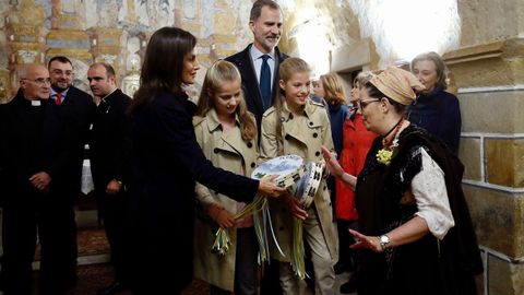 Los reyes, la princesa Leonor y la infanta Sofía, durante su visita este sábado a la iglesia de Asiegu, galardonado como pueblo ejemplar de Asturias 2019