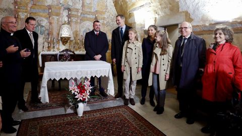 Los reyes, la princesa Leonor y la infanta Sofía, durante su visita este sábado bajo la lluvia a Asiegu, galardonado como pueblo ejemplar de Asturias 2019
