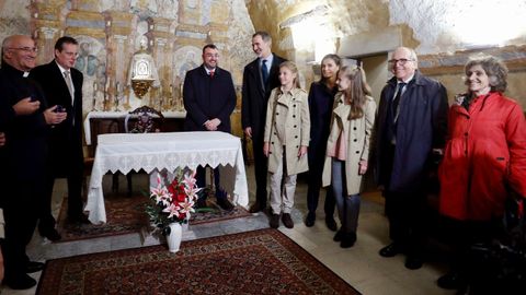 Los reyes, la princesa Leonor y la infanta Sofa, durante su visita este sbado bajo la lluvia a Asiegu, galardonado como pueblo ejemplar de Asturias 2019