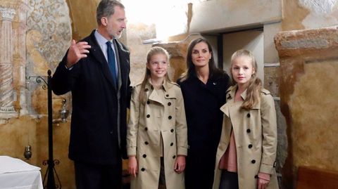 Los reyes, la princesa Leonor y la infanta Sofía, durante su visita este sábado bajo la lluvia a Asiegu, galardonado como pueblo ejemplar de Asturias 2019