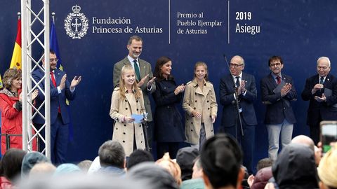 El rey Felipe VI (4i), la reina Letizia (5i) y la infanta Sofa (4d) aplauden al finalizar el discurso de la princesa Leonor (3i) durante su visita a Asiegu